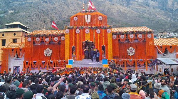 श्री बद्रीनाथ धाम के कपाट खुले, हजारों श्रद्धालुओं ने किए प्रथम दर्शन