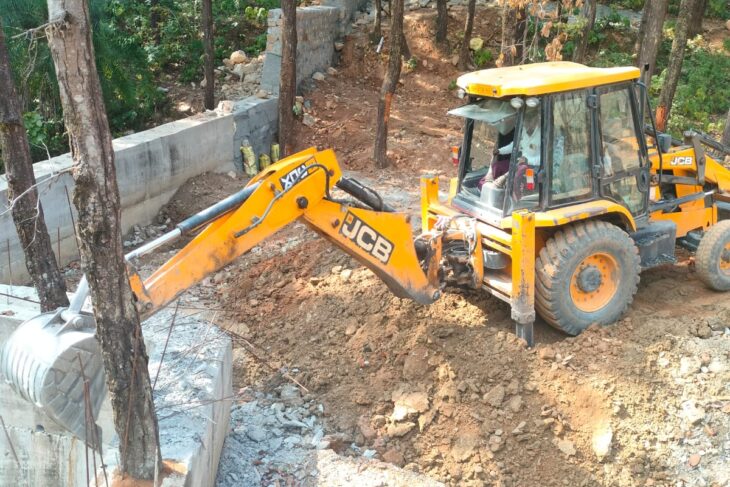 भूमाफियाओं का नाला कब्जा ध्वस्त: गल्जवाड़ी में 8 मीटर पक्की दीवार पर चला प्रशासन का बुलडोजर