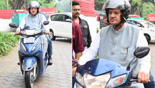 पीएम के आह्वान का मंत्री गणेश जोशी पर तगड़ा असर, स्कूटी से पहुंचे कार्यक्रम में