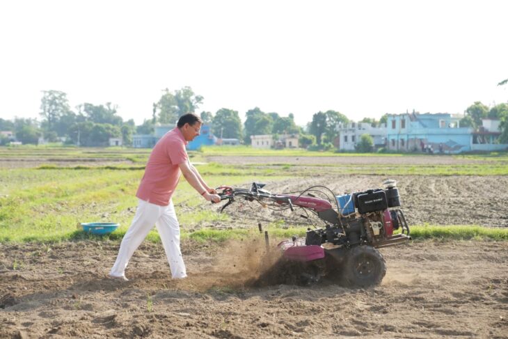 खेत में टिलर चलाते नजर आए सीएम धामी
