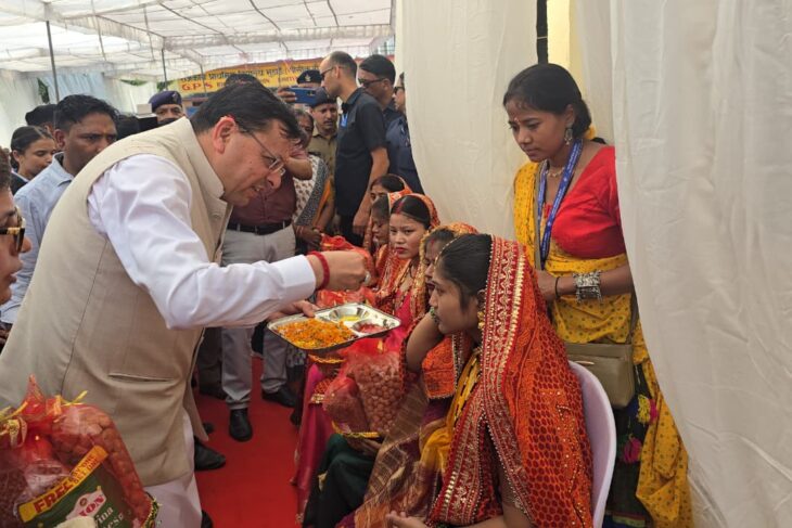 खटीमा में सीएम धामी ने बच्चों को परोसा खाना, गर्भवती महिलाओं को बांटी पोषण किट; ‘आंगन मिलन’ में किया संवाद