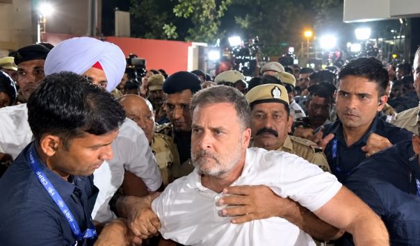 आकाशवाणी भवन के पास धरने से राहुल गांधी समेत कांग्रेस नेताओं को हटाया